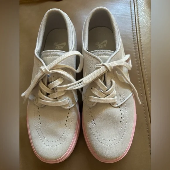 Nike shoes - Picture 1 of 3